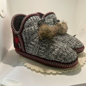 MUKLUKS plush grey and red Christmas plaid slippers rubber sole bottoms size L
